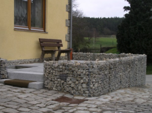 St&uuml;tzmauer aus Steink&ouml;rben - Terrassenl&ouml;sung