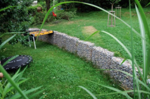 St&uuml;tzmauer aus Steink&ouml;rben Terrassierung Hang