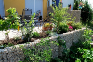 St&uuml;tzmauer aus Steink&ouml;rben in Terrassenanlage