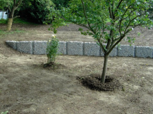 St&uuml;tzmauer aus Steink&ouml;rben - terrassenf&ouml;rmig angelegt