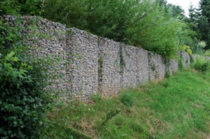 St&uuml;tzmauer aus Steink&ouml;rben zur Hangsicherung